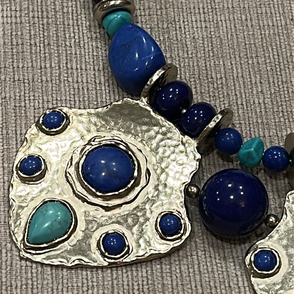 NWT Chicos gold tone, dyed howlite stone Statement Necklace - Picture 3 of 6